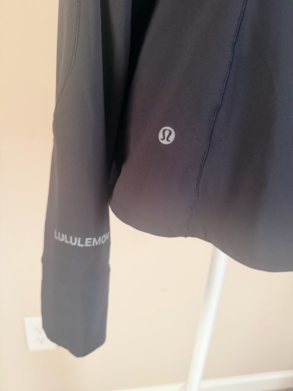 Lululemon stretchy Mist hooded Windbreaker Black water repellent size 6 women's - Picture 11 of 15